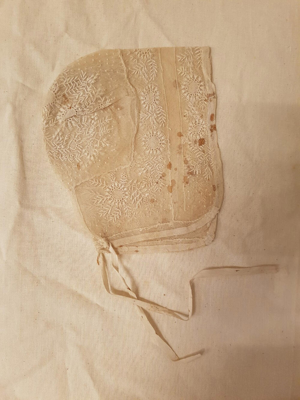 Mutsenbol van damesmuts van fijn geborduurde tule