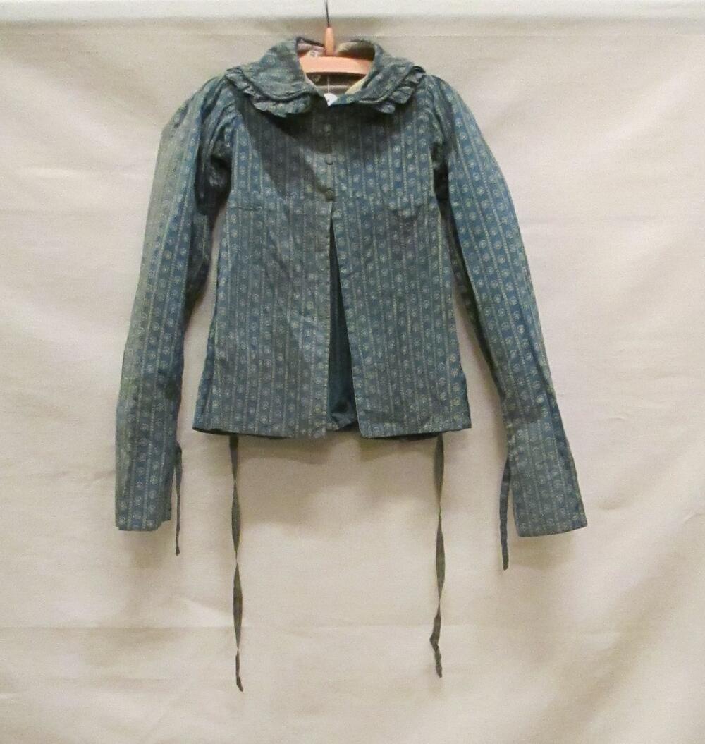 Kinderjak van bedrukt katoen, blauw fond met strepen van afwisselend geel/witte bloempjes en gele…