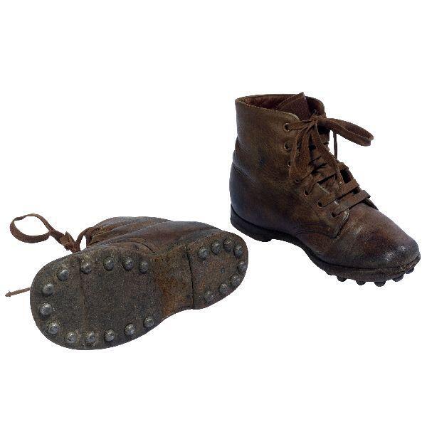 1 paar skischoenen (kind). Rijglaarzen van bruin leer met vetersluiting, veters van bruin katoen…