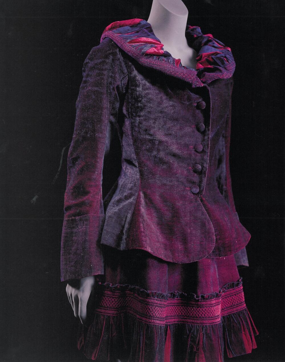 Ensemble van rood fluweel bedrukt met transferprint in blauw, bestaande uit jasje en rok