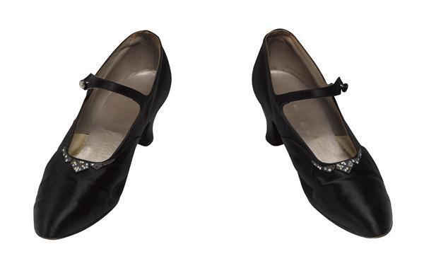 Een paar vrouwenschoenen