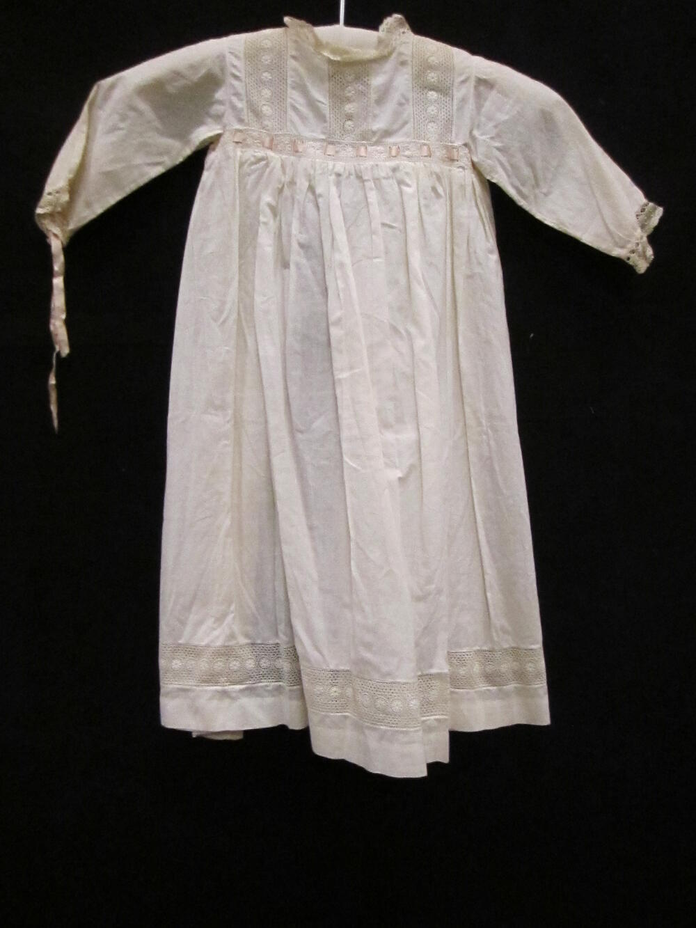 Nachtpon (baby) / Schort (kind) van wit katoen, gegarneerd met broderie en machinaal…