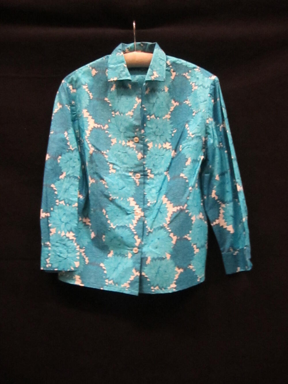 Meisjesblouse, wit katoen bedrukt met chrysanten in twee tinten blauw