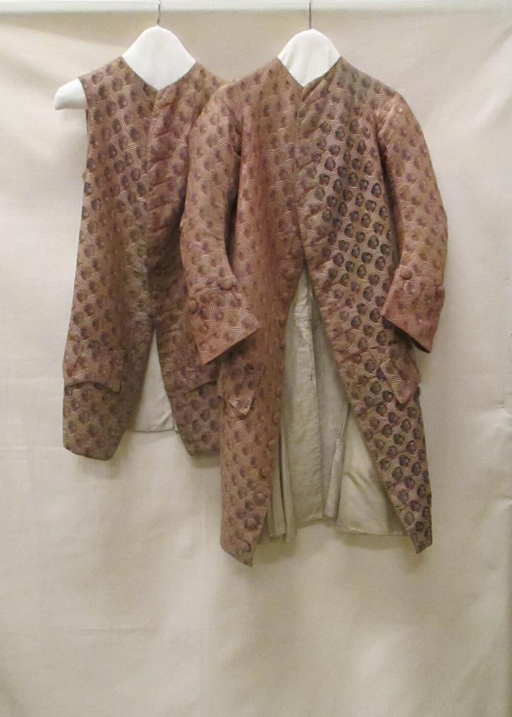 Jas en vest (man), roodbruine zijde met bloemmotief in blauw velours frisé en ruitmotief in witte…