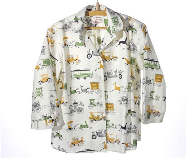Blouse, wit katoen bedrukt met patroon van ouderwetse vervoermiddelen en paarden in okergeel, groen…