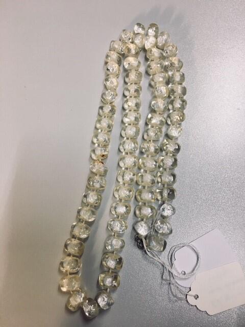 Ketting. Plastic doorzichtige afgeplatte kralen. Lang snoer