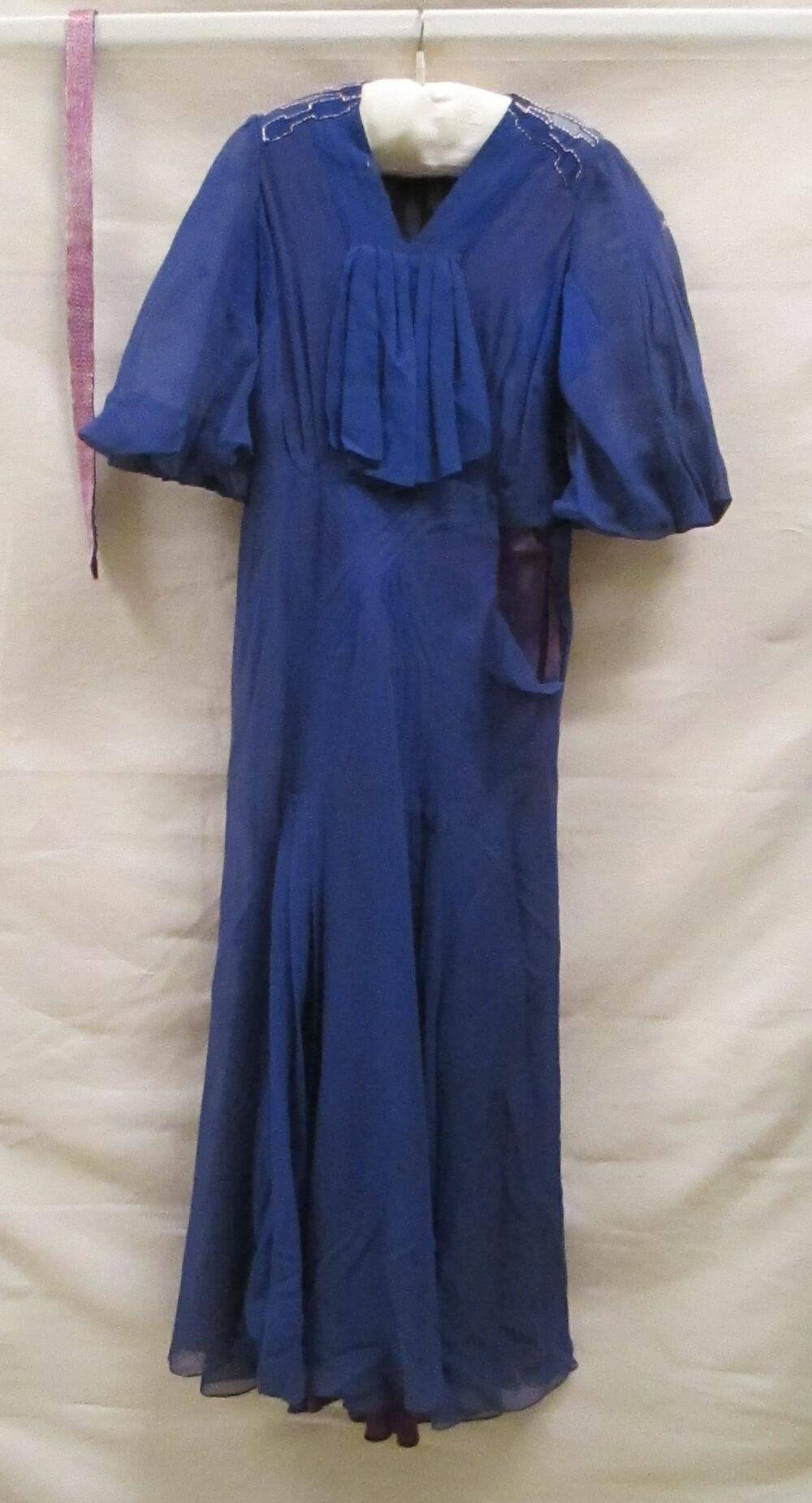 Avondjurk van blauwe crêpezijde met langwerpige roze glaskralen in art deco-achtig patroon, los…