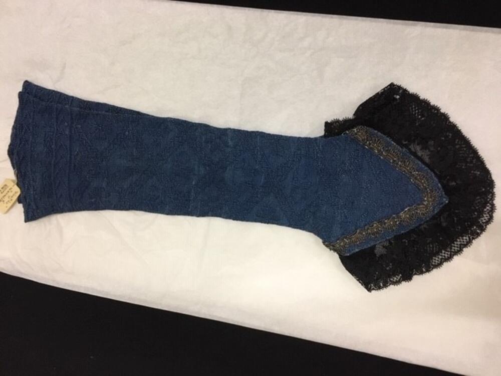 Mitaines, ''Zaanse wantjes'', donkerblauw met geschulpt zilverkant, voering lichtblauw moiré