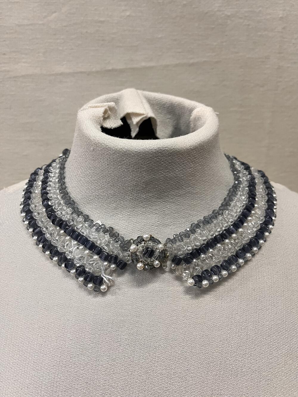 Ketting, dubbel snoer kleine blauw/witte glaskralen, slot middenvoor