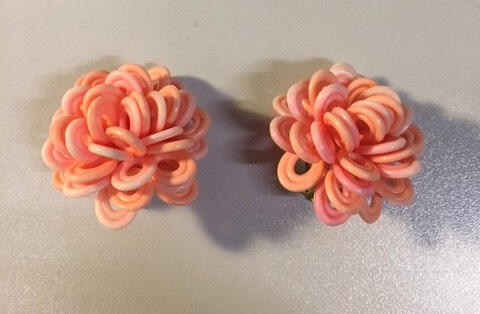 Oorclips, ronde 'bloemvorm' opgebouwd uit roze kunststofringetjes