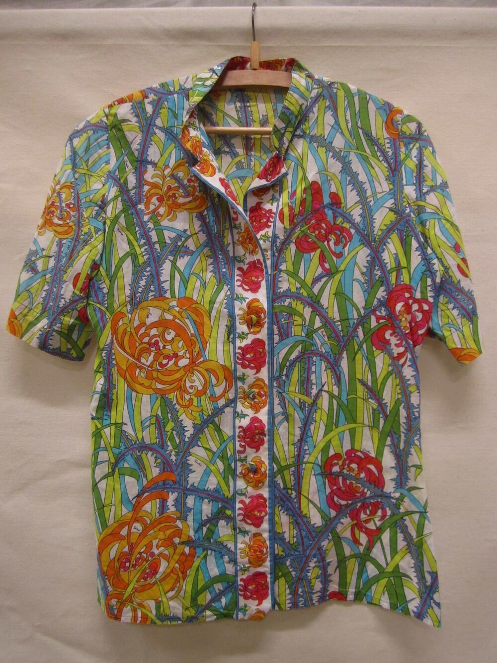 Blouse van wit katoen bedrukt met een kleurig bloem- en bladdessin, model met korte mouwen en…