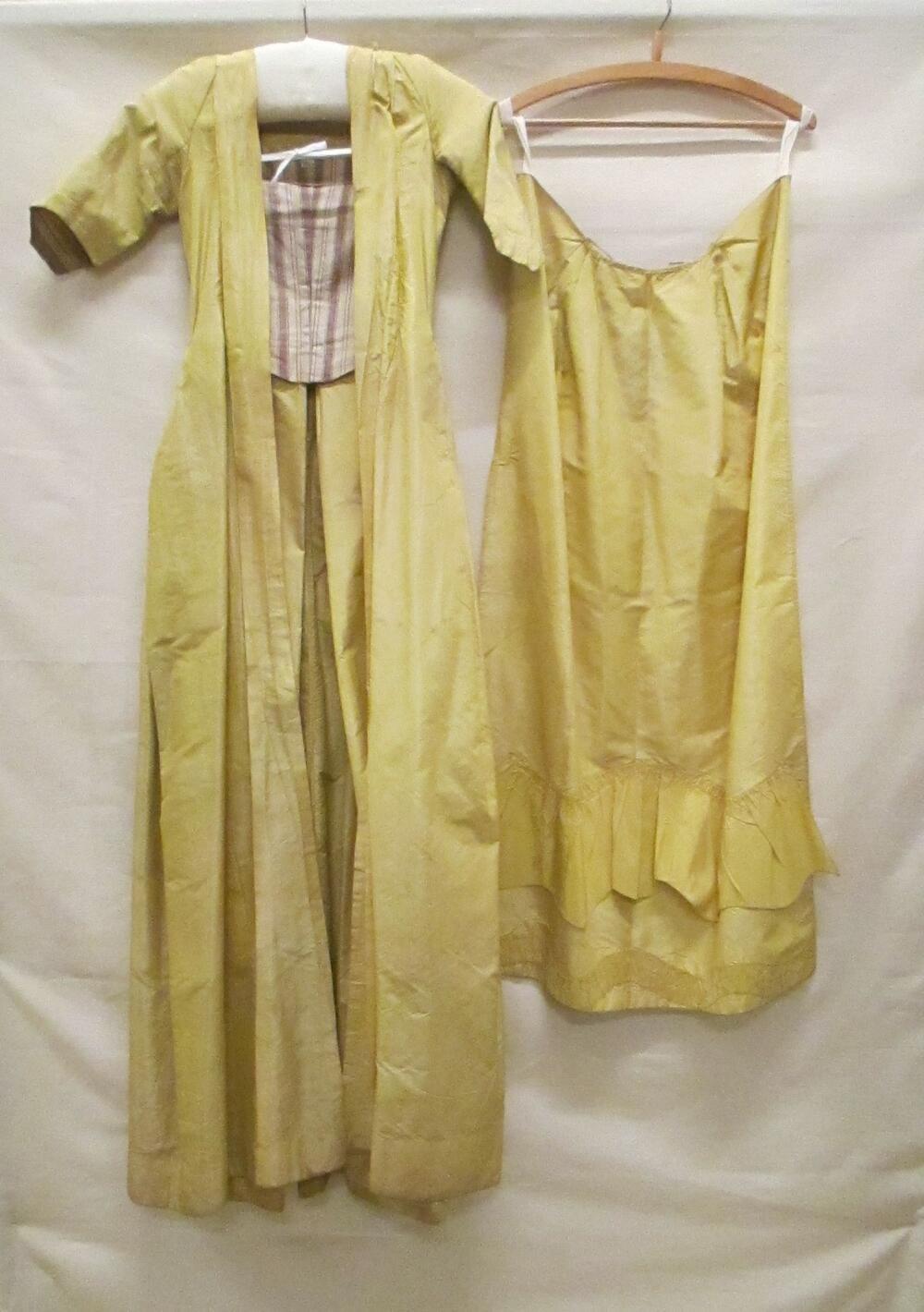 Robe à la française, bestaande uit overkleed en tablier van helgele tafzijde, vermaakt uit japon…