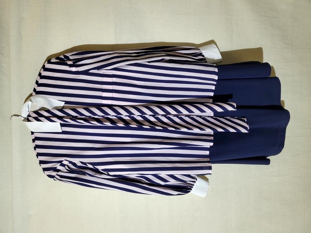 Ensemble bestaande uit een blouse van verticaal gestreept polyester in donkerblauw/roze en een rok…