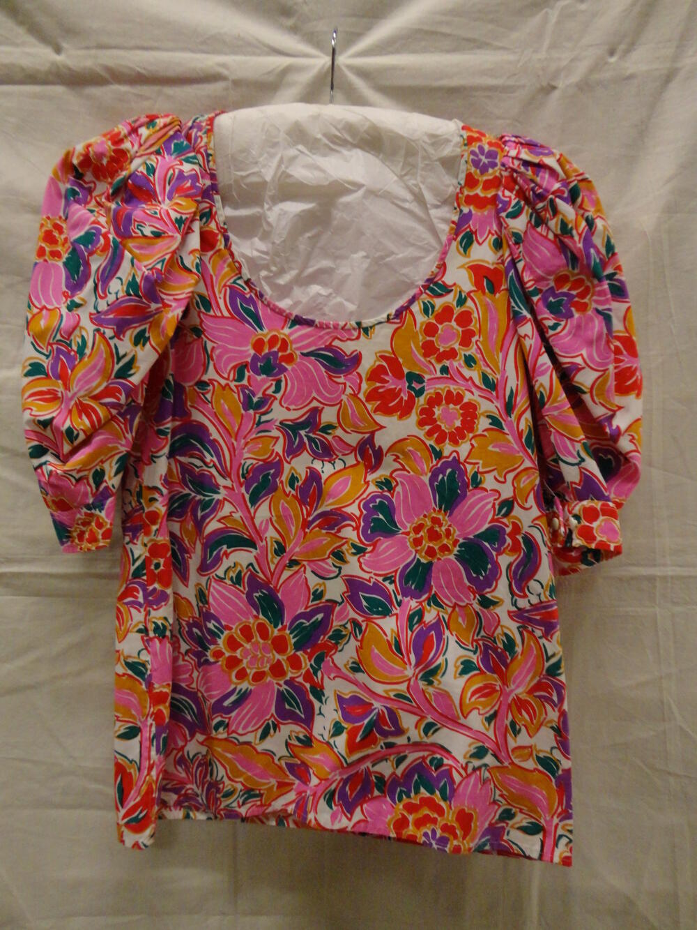 Blouse van wit katoen bedrukt met bloemmotief in roze, paars, rood geel en groen