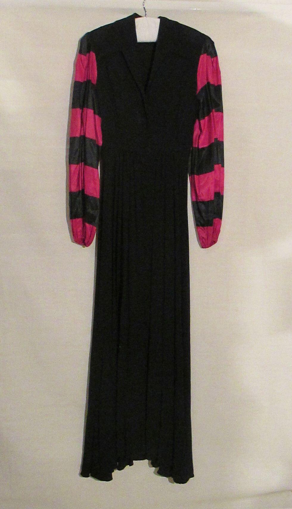 House-dress van zwarte crêpe met lange mouwen van taft gestreept in zwart en fuchsia