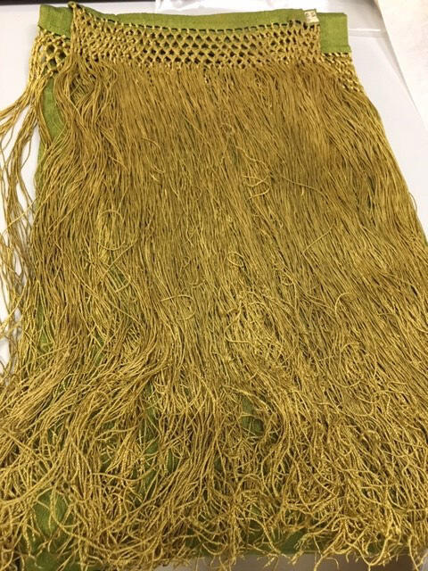 Sjerp, langwerpig model, aan beide uiteinden lange franje, groene crêpe zijde