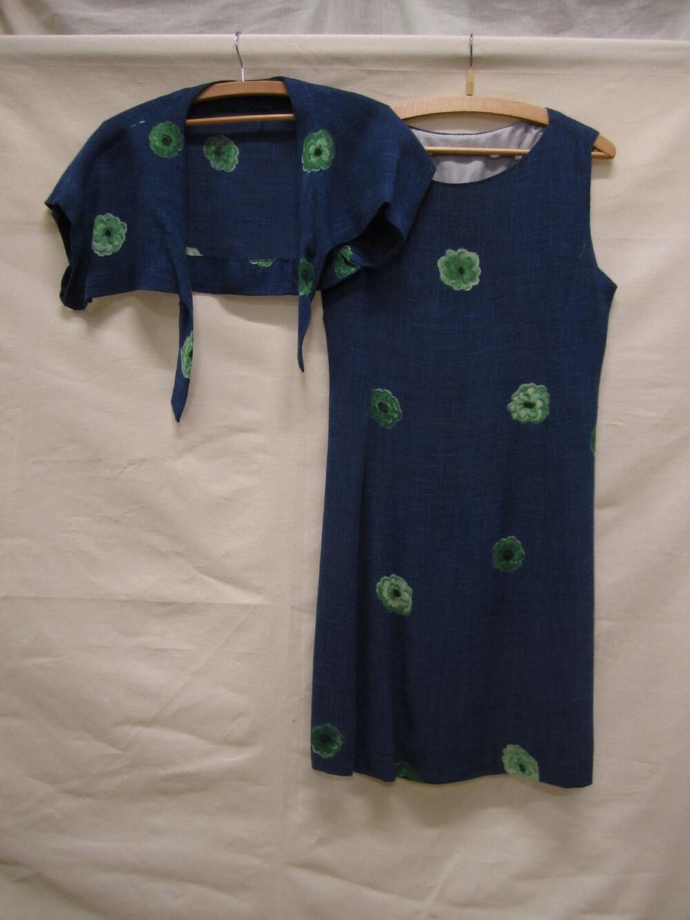 Ensemble van blauw linnen en zijdemenging, bestaande uit een jurk en bolero, met dessin van…