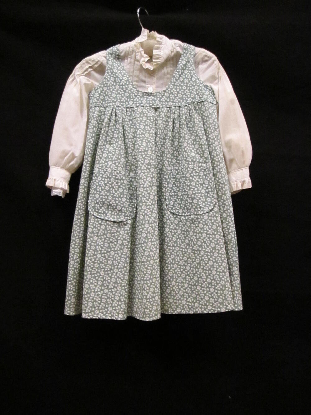 Meisjesschortje en blouse