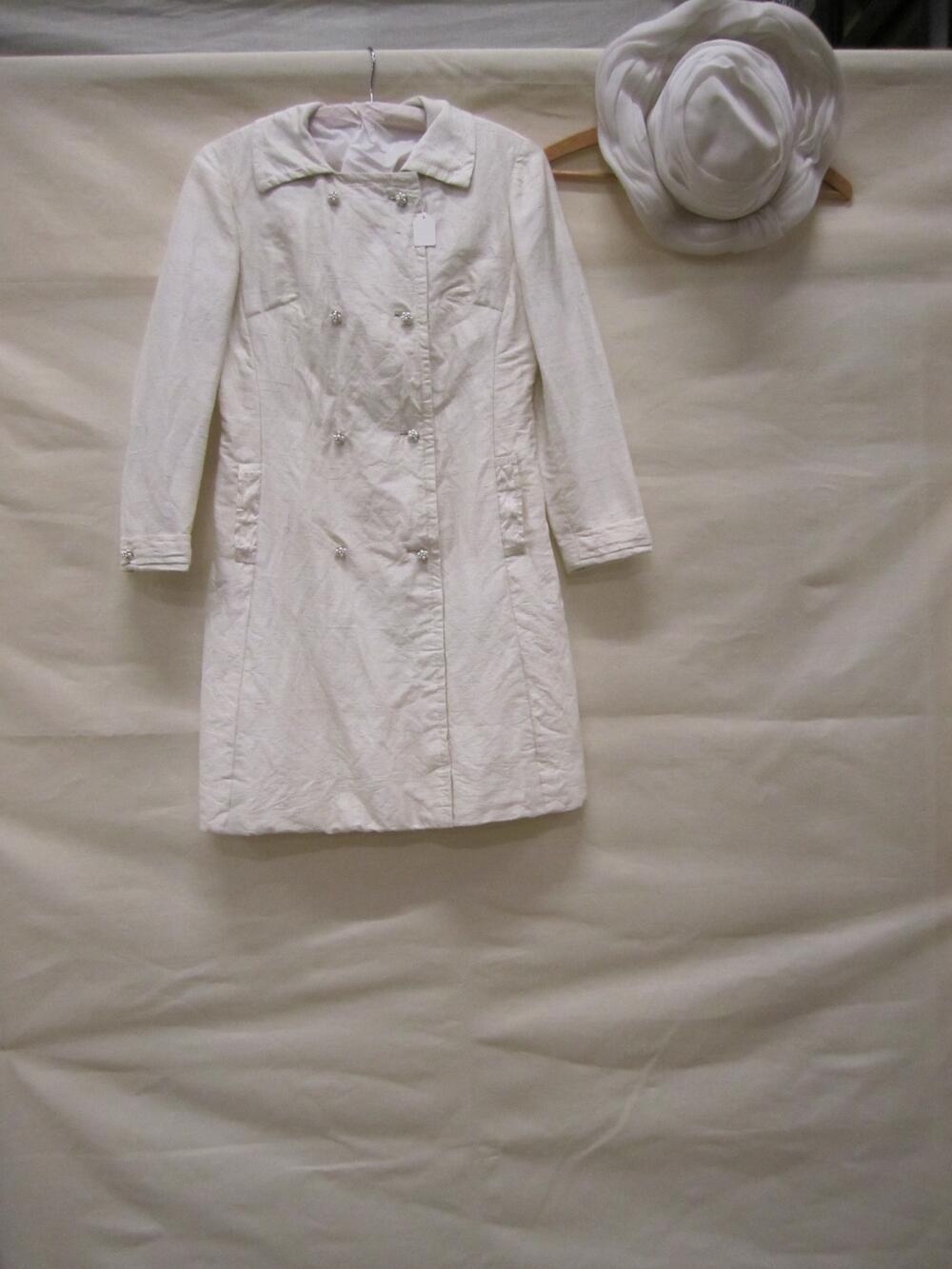Trouwensemble, mini-jurk 'robe manteau' van crèmekleurige tai-zijde, double breasted sluiting met…