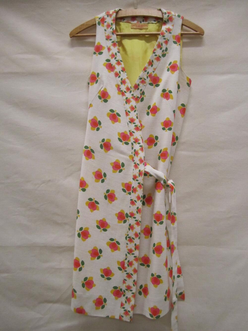 Overslagjurk/mini-jurk van wit linnen bedrukt met geabstraheerde bloemmotieven in geel/roze/rood…