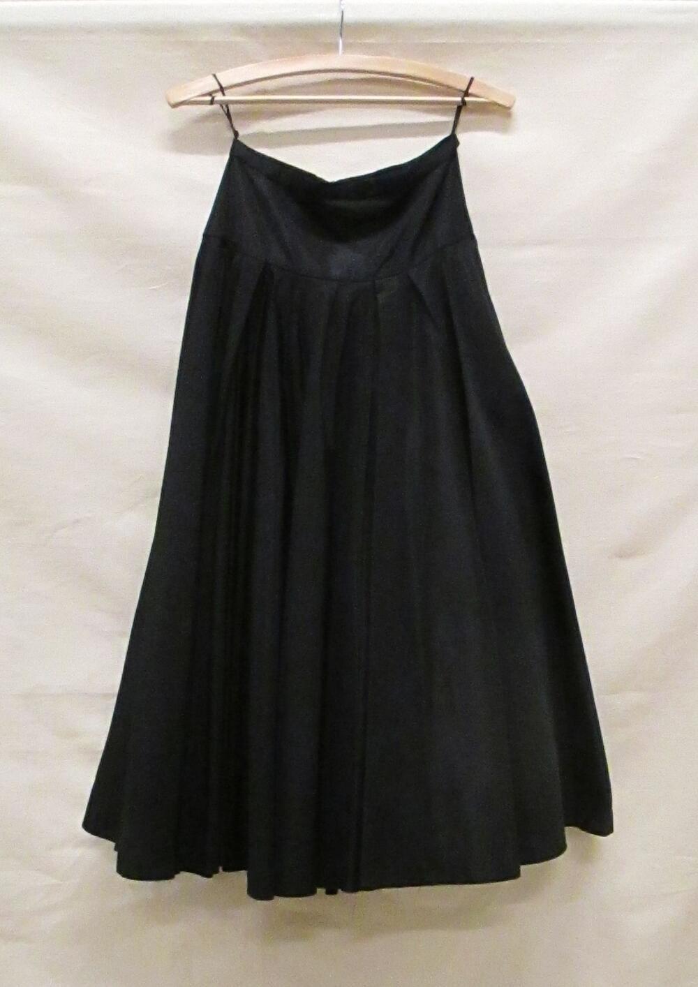 Rok van zwarte nylon in wijdvallend, halflang model met heupstuk en tulen onderrok of petticoat
