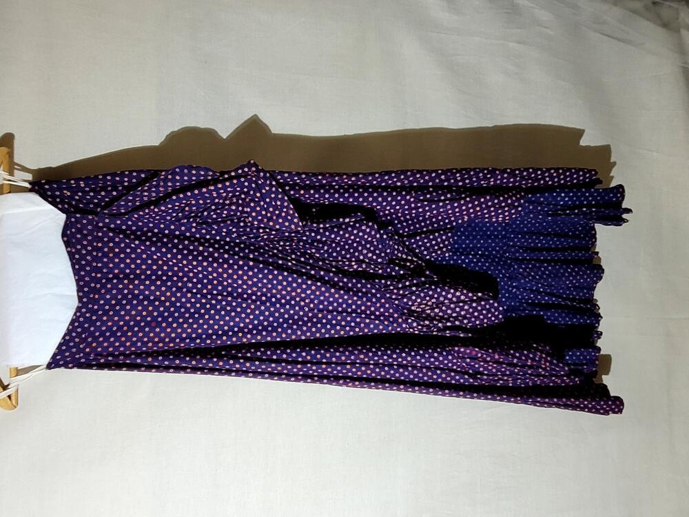 Wikkelrok, van bedrukt donkerblauw katoen, gerend model met rucherand langs overslag