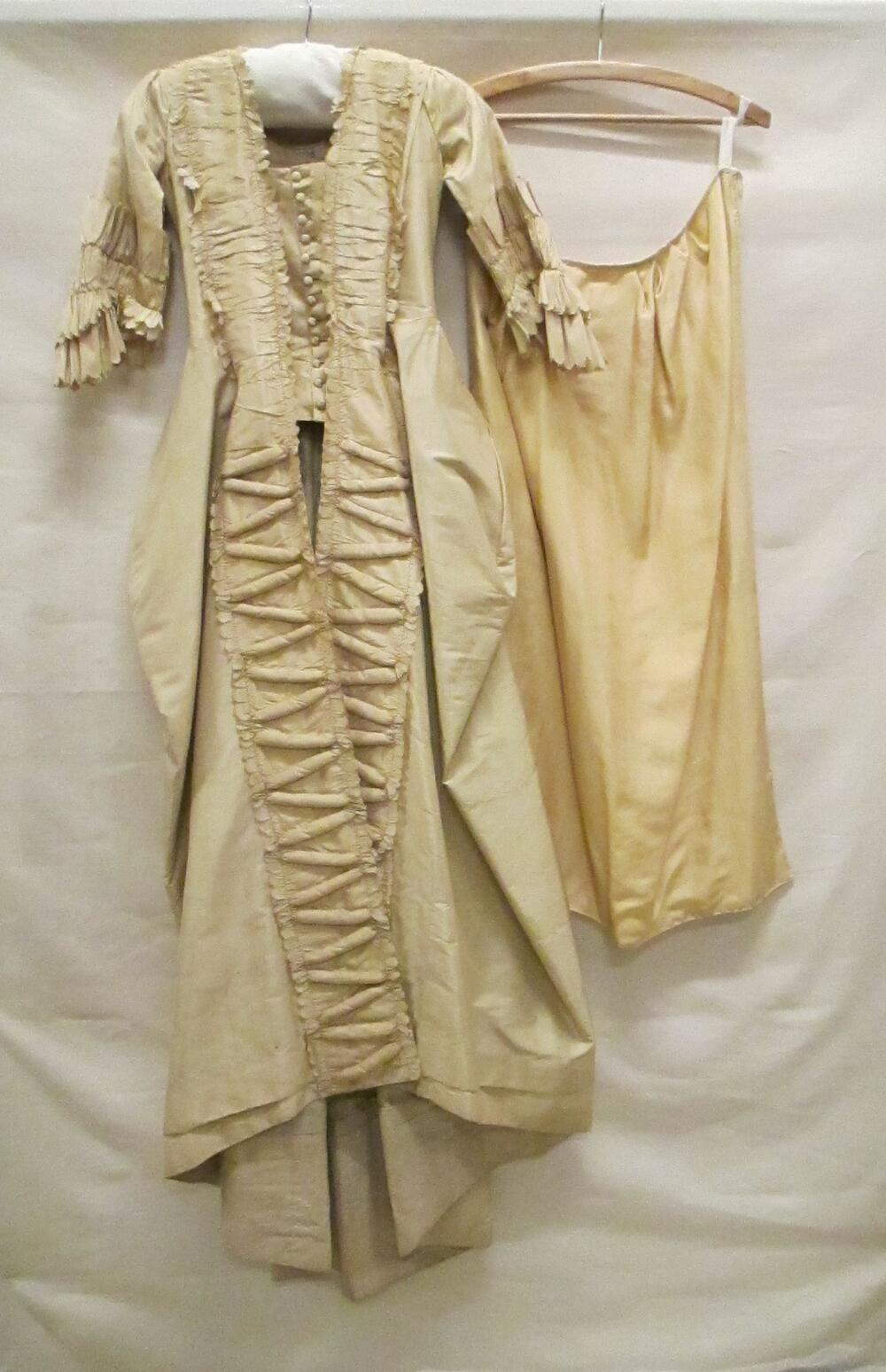 Overkleed van robe à la française van lichtgele zijde