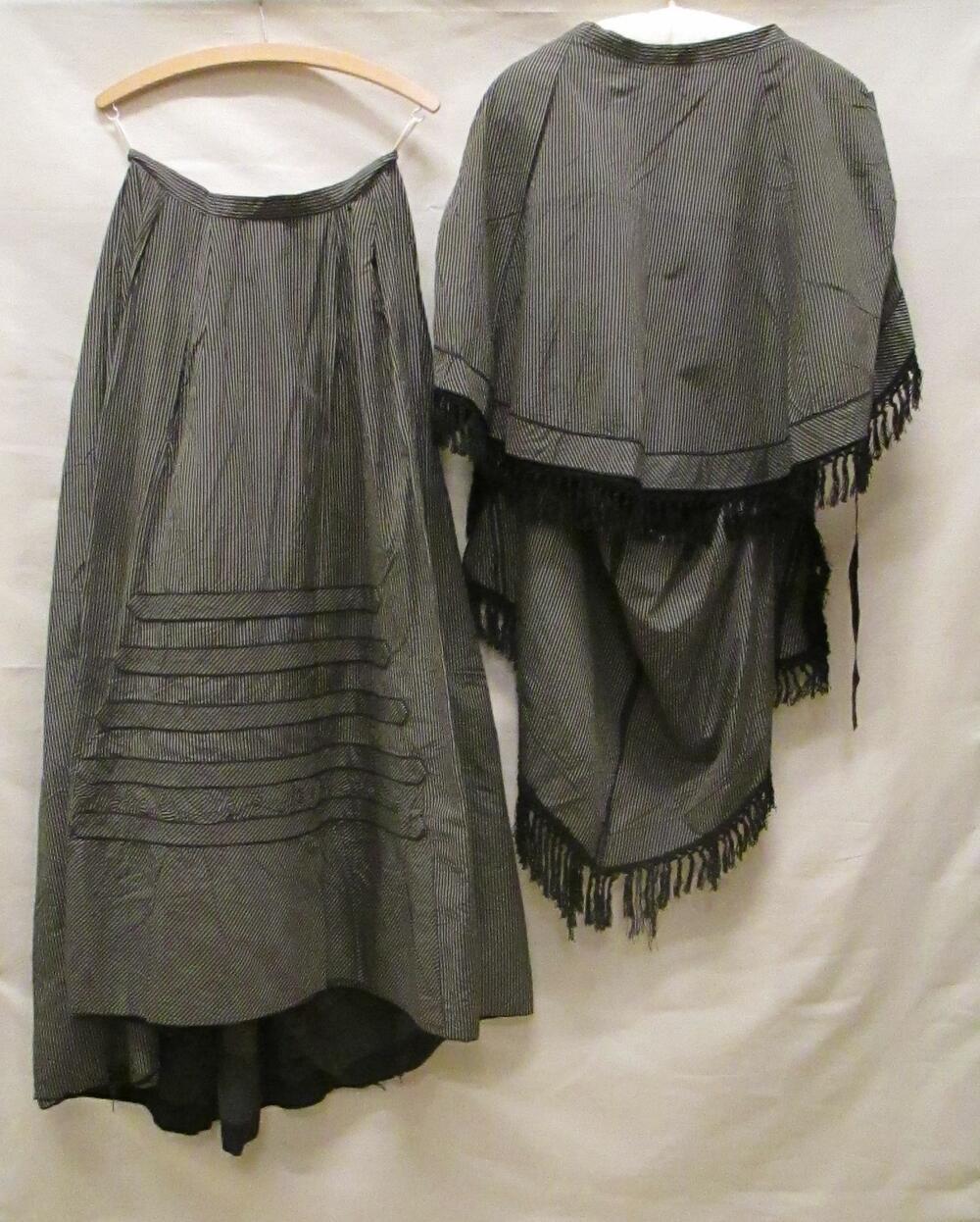 Rok van tournurejapon met losse schoot van verticaal gestreepte zwart en beige of grijze taft zijde…