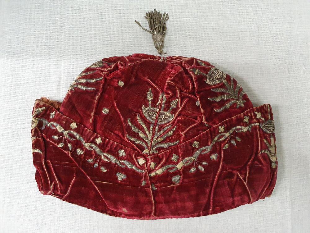 Mannenhuismuts, rood fluweel met zilver borduursel