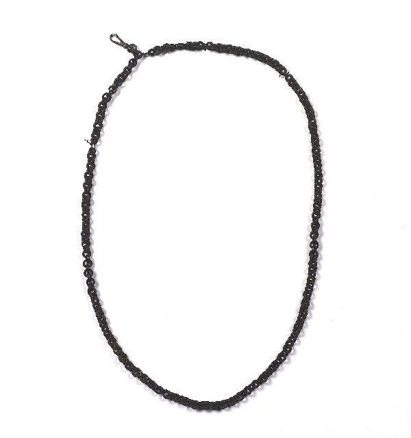 Lazaronketting, halsketting van zwarte schakels van hout of been