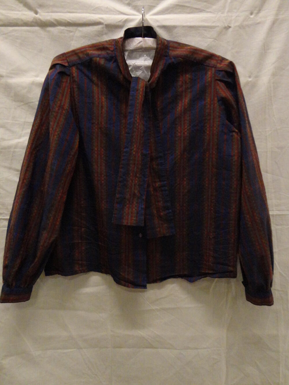 Blouse van gestreepte gemengde zijde in donkerblauw, rood, groen en bruin, met aangenaaide strikdas