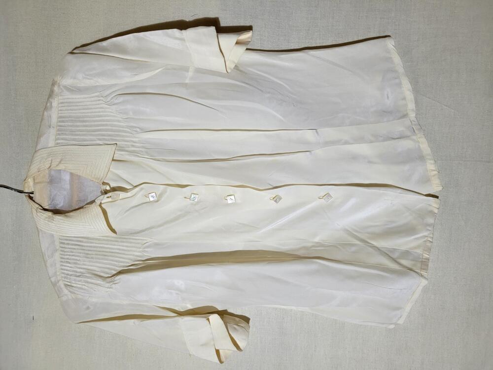 Blouse, crèmekleurige zijde, sluiting middels vierkante parelmoerknopen