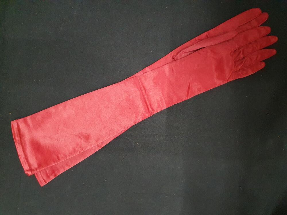 1 paar avondhandschoenen. Lang model tot op de elleboog van donkerrood nylon in satijnbinding, iets…