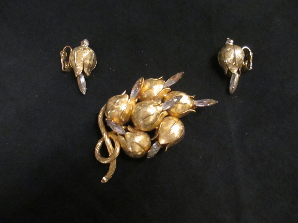 Broche en oorclips in vorm van klokjesbloemen, goudkleurig metaal met navettevormige pastestenen