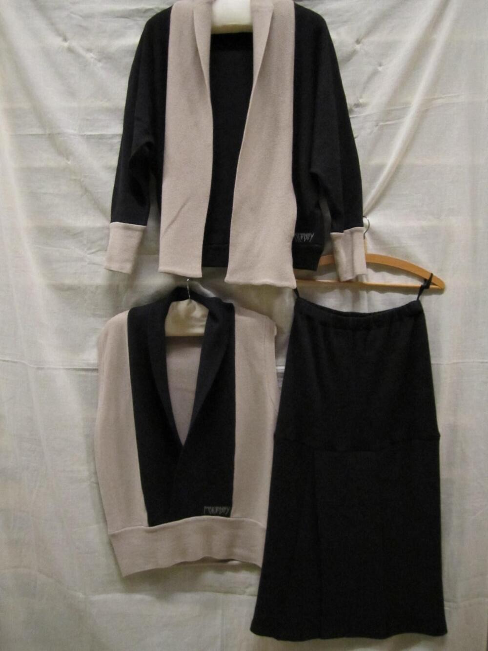 Ensemble van beige en zwart machinaal breisel, bestaande uit trui, jasje, rok en hoed