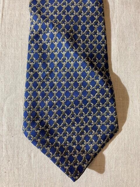 Das, zijde, met print met metalen kettingen in kruisvormen, 1 met blauw fond en lichtgroene print