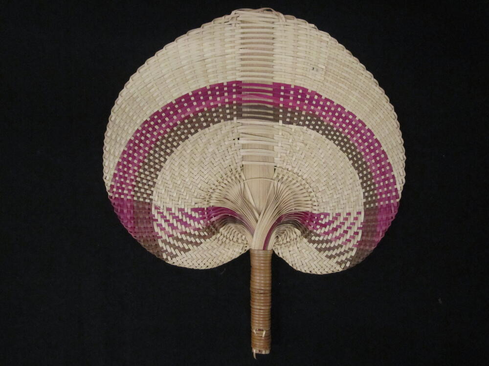 Vuurscherm van gevlochten riet in beige, violet en bruin