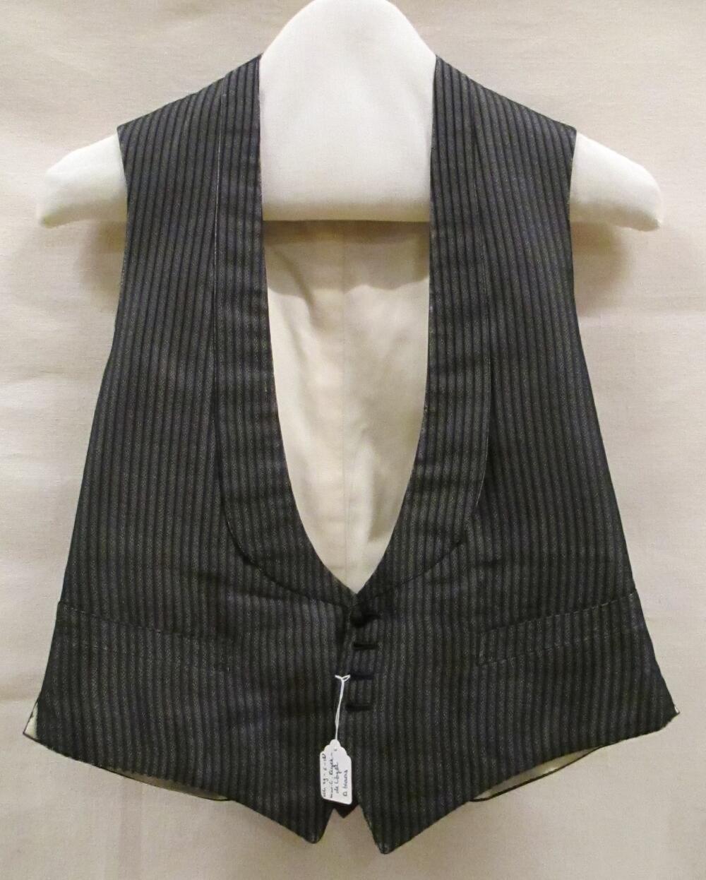 Vest (man), zgn. 'gekleed vest' van gemengde zwarte zijde met ingeweven zwarte lengtestreep,…