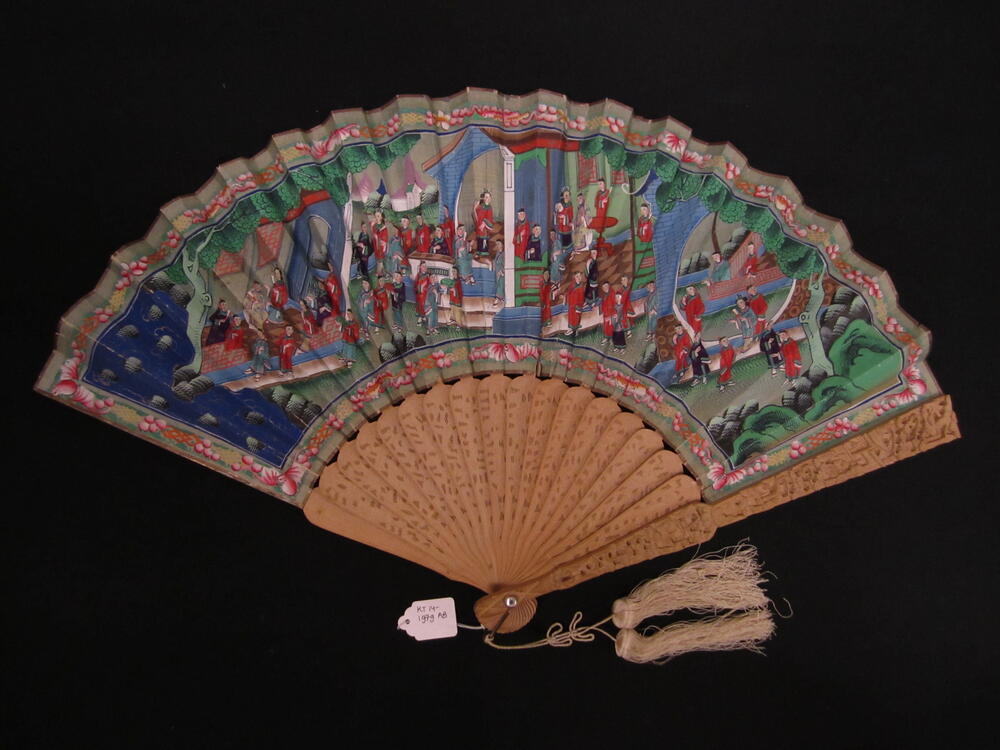 Vouwwaaier, zogenaamde Cantonese of Mandarijnse waaier, montuur van in reliëf gesneden hout, blad…