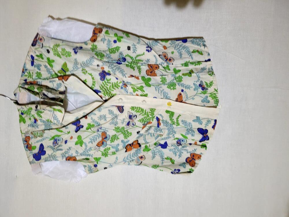 Blouse van crèmekleurige zijde, bedrukt met vlinder-, bloem- en bladmotieven in groen/blauw…