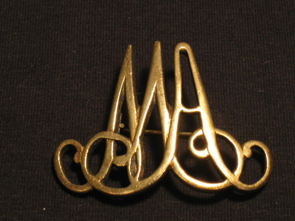 Koperen broche voor baret met monogram 'MA'
