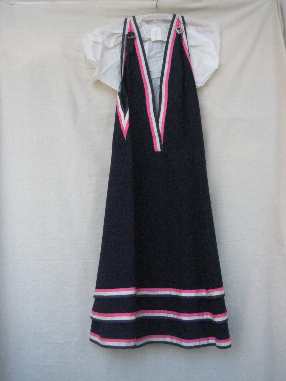 Ensemble bestaande uit zomerjurk en hoed van donkerblauwe gemengde katoen afgebiesd met roze/wit…
