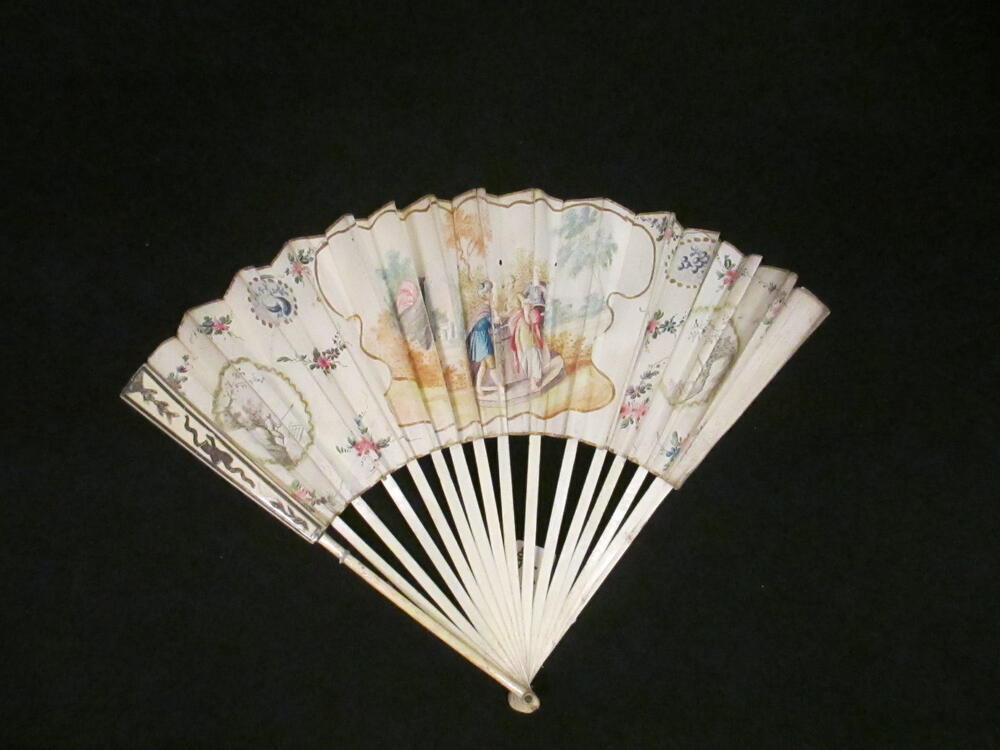 Waaier, montuur van been waarvan de panache met zilver ingelegd, blad van papier beschilderd met…