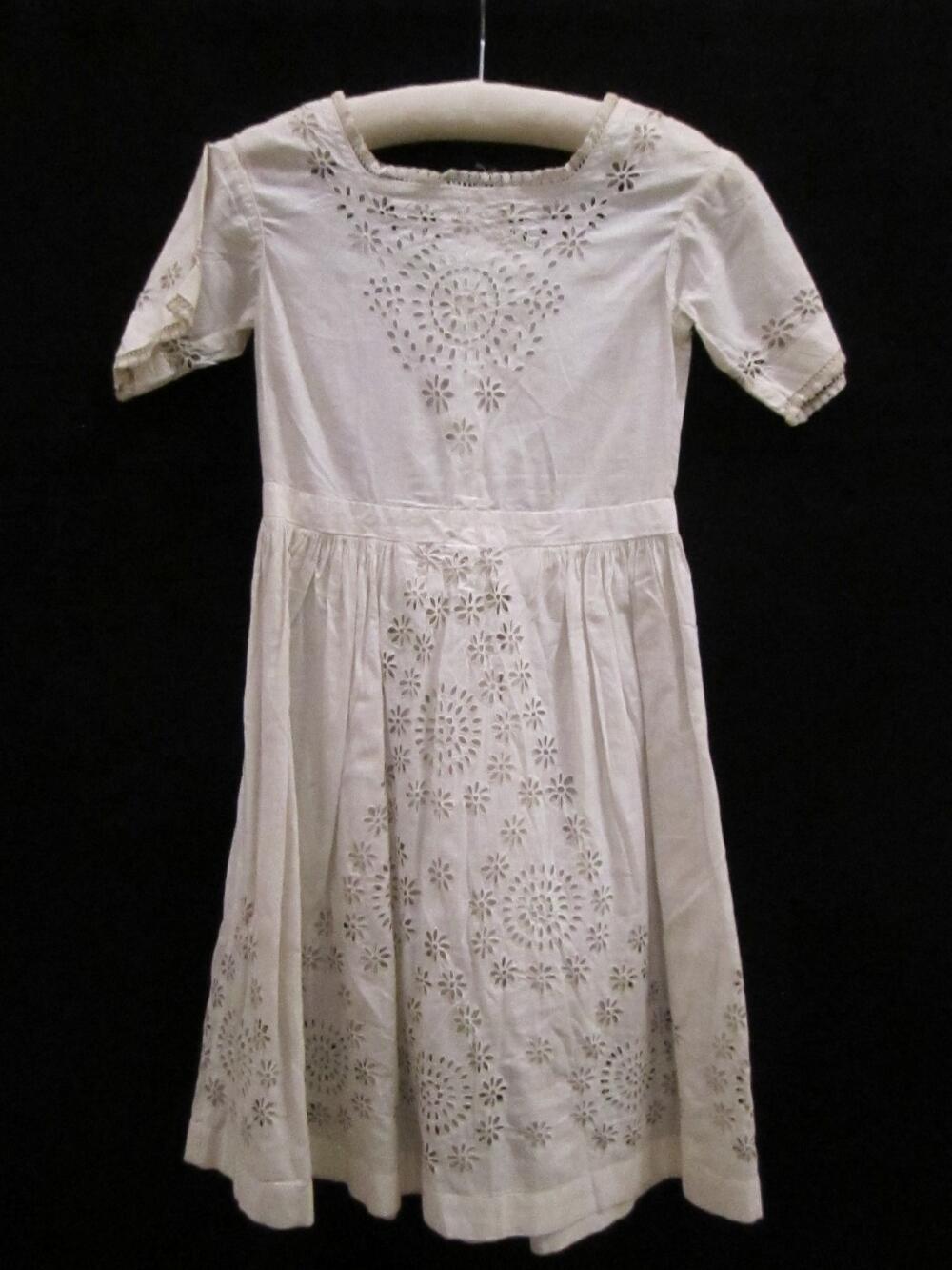 Jurk (kind) van wit katoen, gegarneerd met broderie anglaise en machinaal kant