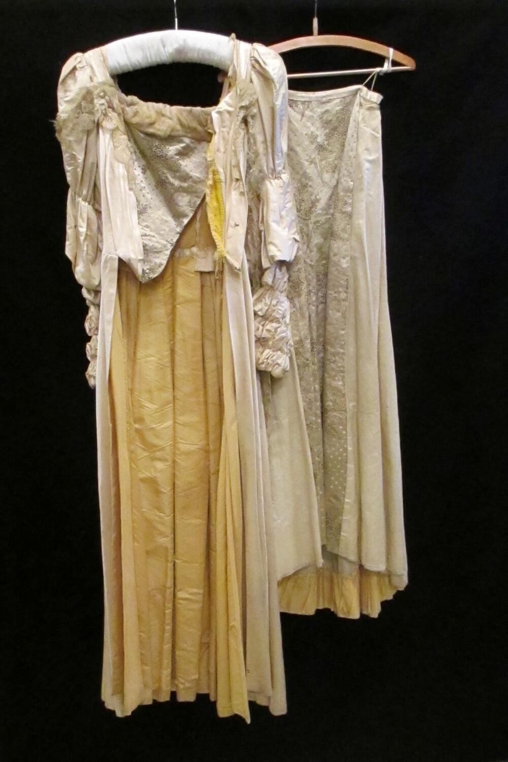 Verkleedjapon, voorstellende 18de-eeuwse japon, overkleed en rok van crèmekleurig satinet en beige…