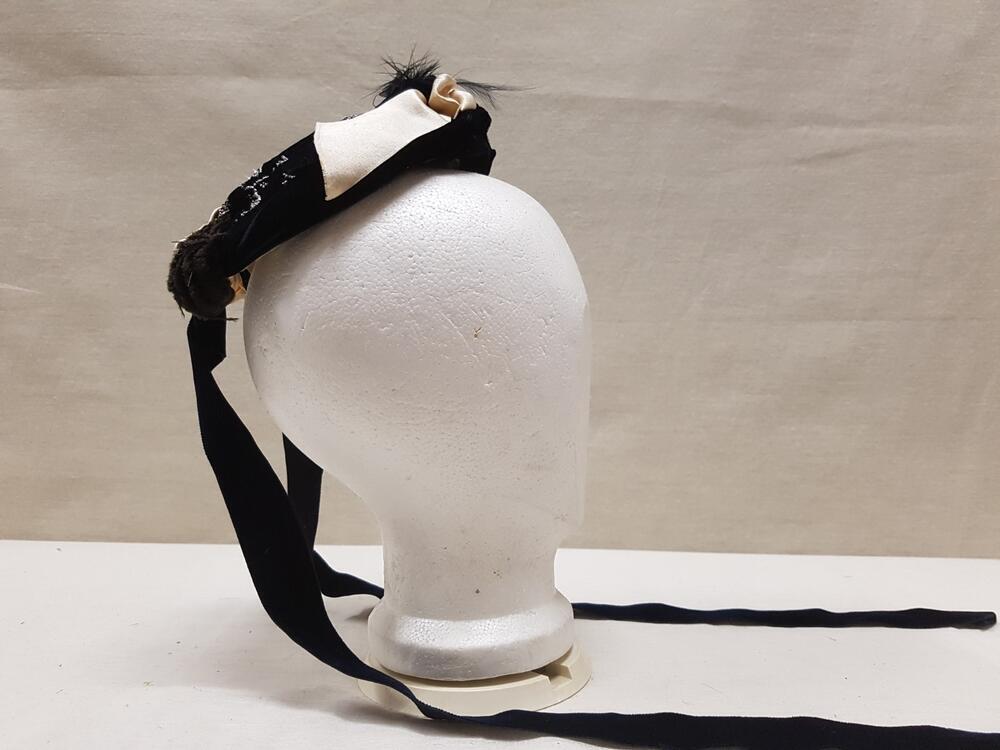 Coiffure / Kapothoed. Lapje van donkerblauw fluweel op stijve onderbouw. Gegarneerd zilverkraaltjes…