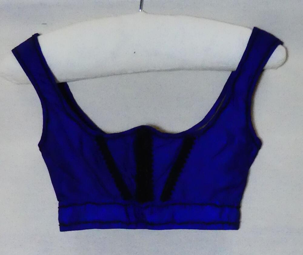 Keursje voor meisje: helderblauw satijnweefsel, gegarneerd met zwart geperst fluweel en zwarte…