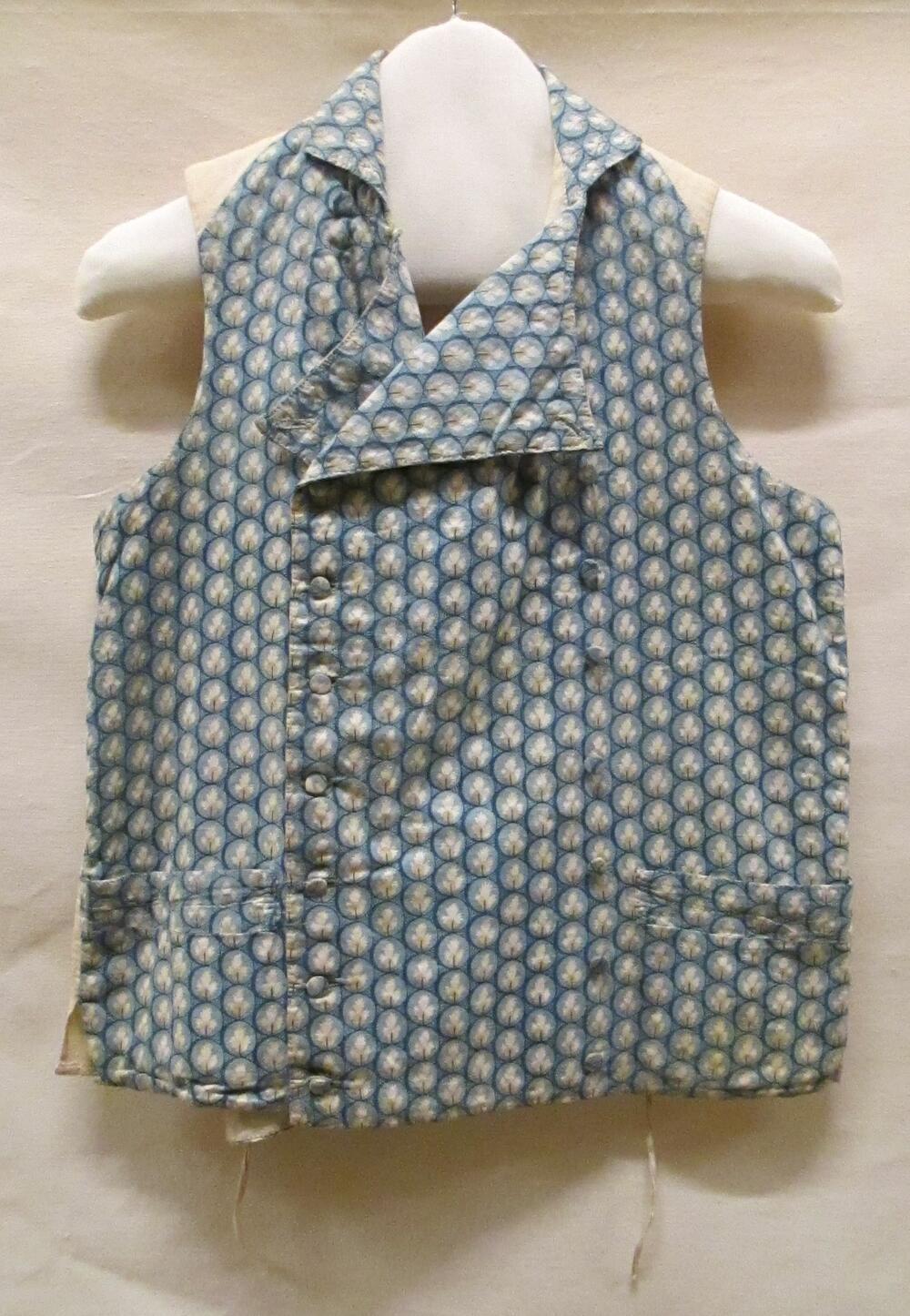 Vest (man) van bedrukt katoen, donkerblauwe cirkeltjes waarin lichtblauw/witte blaadjes met beige…