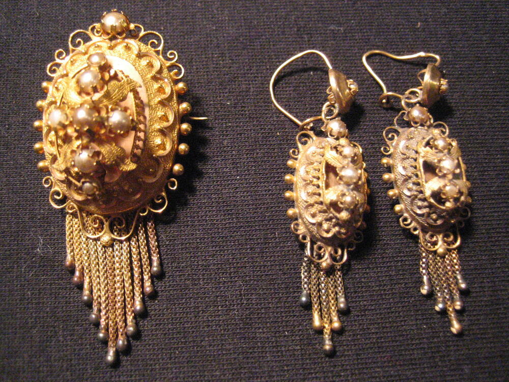Oorhangers met broche, goud met pareltjes
