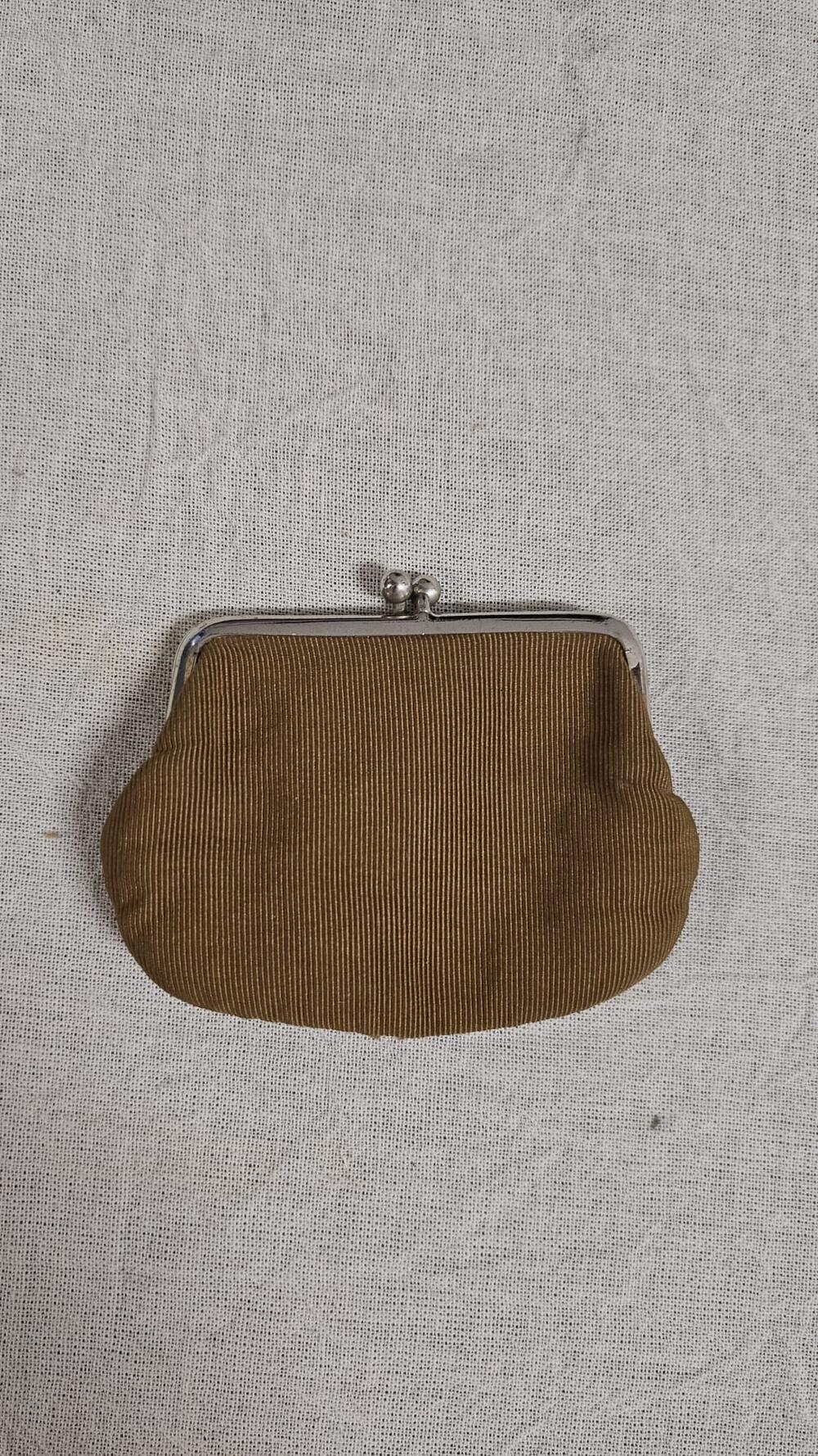 Beursje van beige ripszijde met zilverkleurige beugel met knispluiting van verchroomd metaal